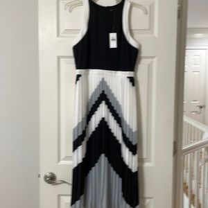 Beautiful banana republic dress, never worn.  Classic style, black, white & gray